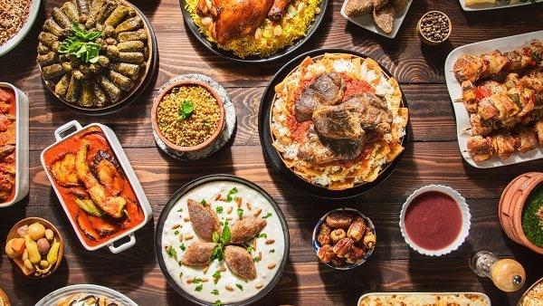 نصائح وزارة الصحة للوقاية من مخاطر الأطعمة الدسمة والحلويات في أيام العيد