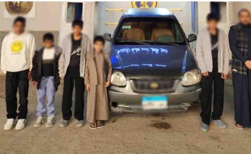طفل يضبط سيارة العاشر من رمضان بعد تهديدات أمنية تثير قلق المواطنين