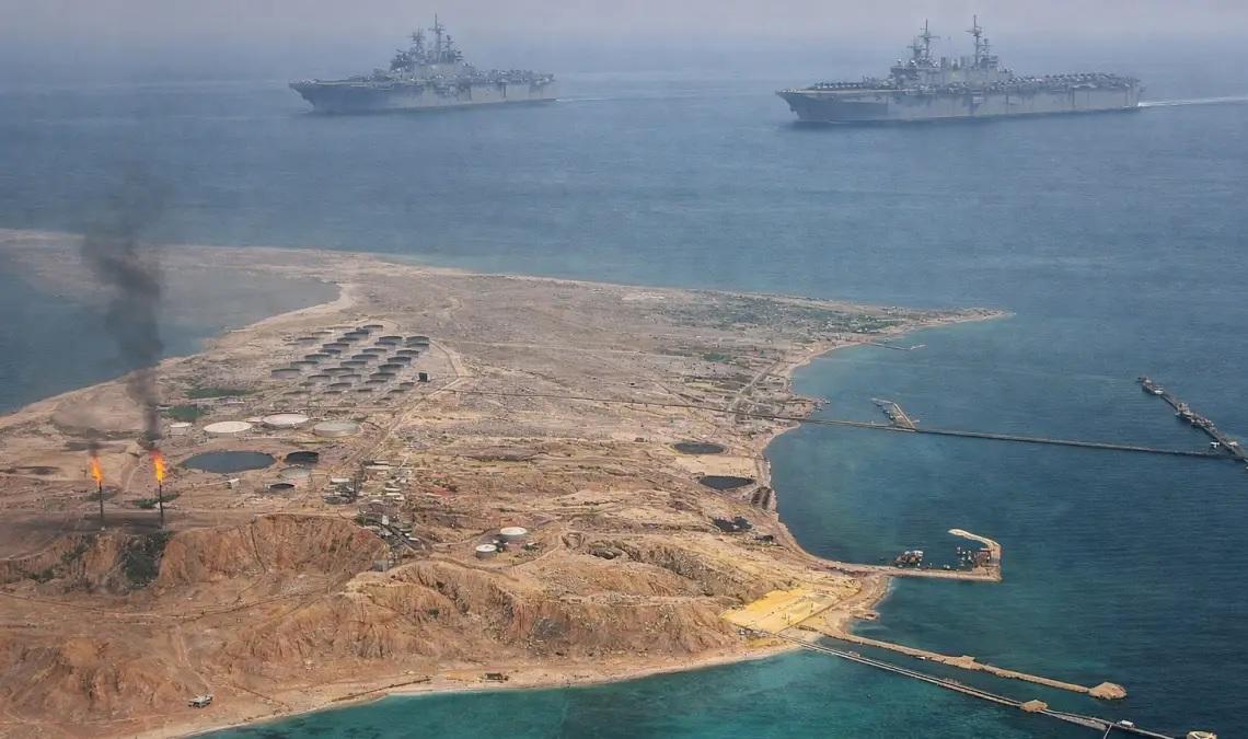 إيران تدفع بحشود عسكرية ومنظومات دفاع جوي إلى جزيرة خارج