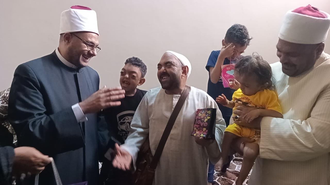 وزير الأوقاف يكرم مواطناً بأسوان ويؤكد أولوية كرامة الإنسان في العمل الخيري