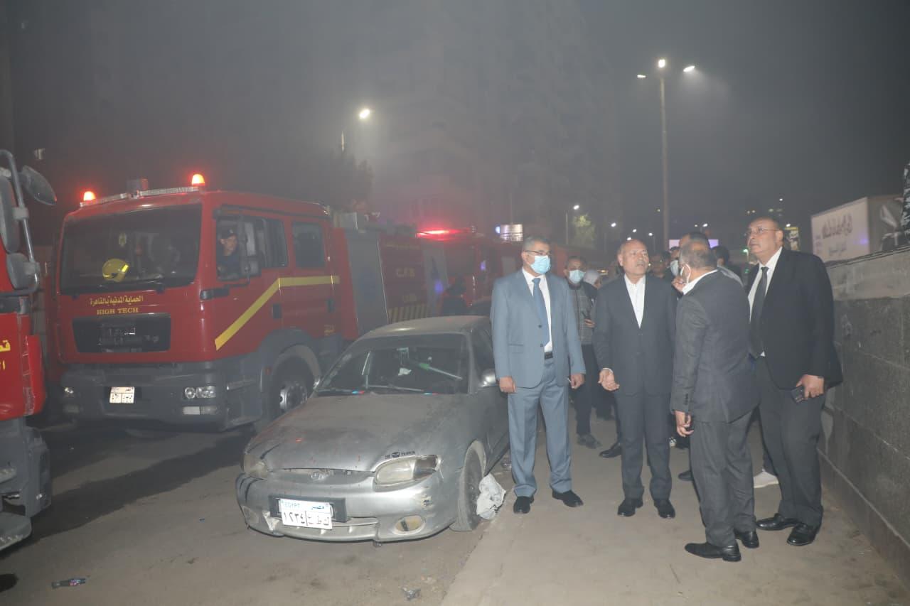 محافظ القاهرة ومدير الأمن يشرفان على إخماد حريق بمصنع ملابس بالزيتون