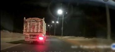 أحجار تتطاير على طريق سريع بسوهاج: سائق نقل يعرض حياة المواطنين للخطر