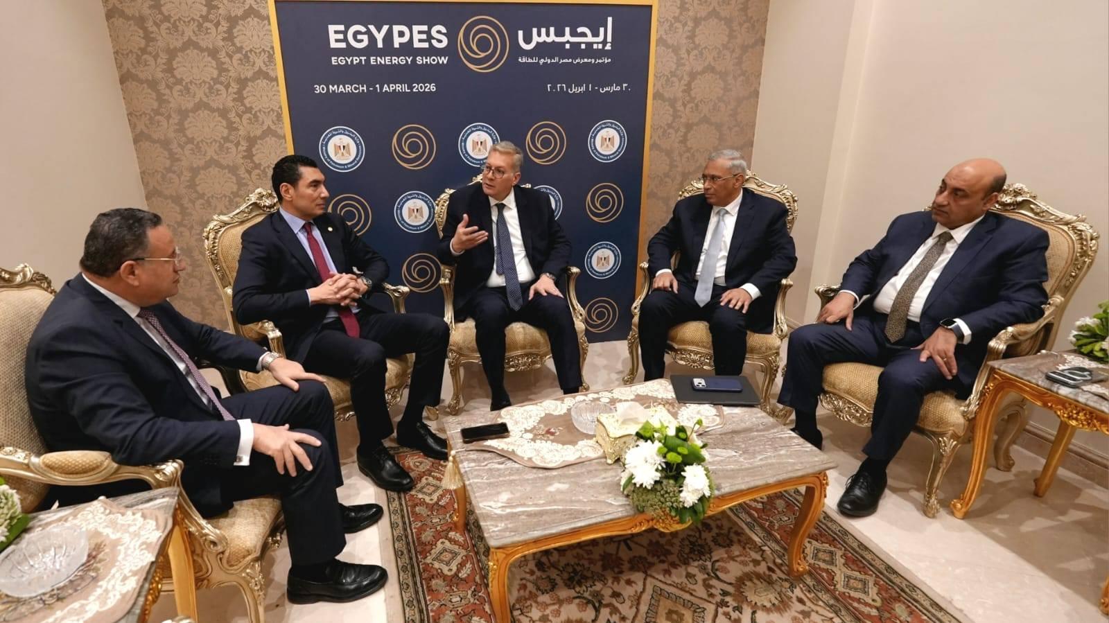 3 وزراء يلتقون لتعزيز كفاءات الشباب في قطاع الطاقة عبر مائدة مستديرة