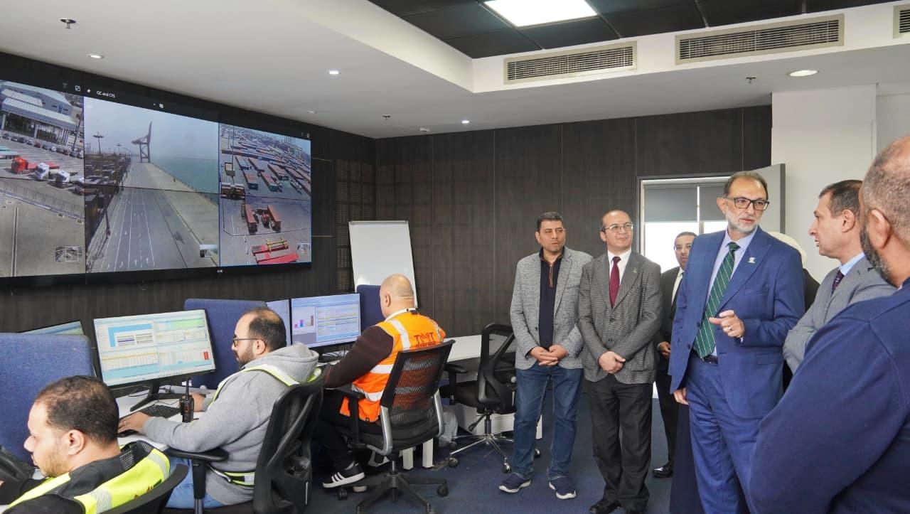 رئيس هيئة سلامة الغذاء يتفقد ميناء الإسكندرية لمتابعة حركة الرسائل الغذائية