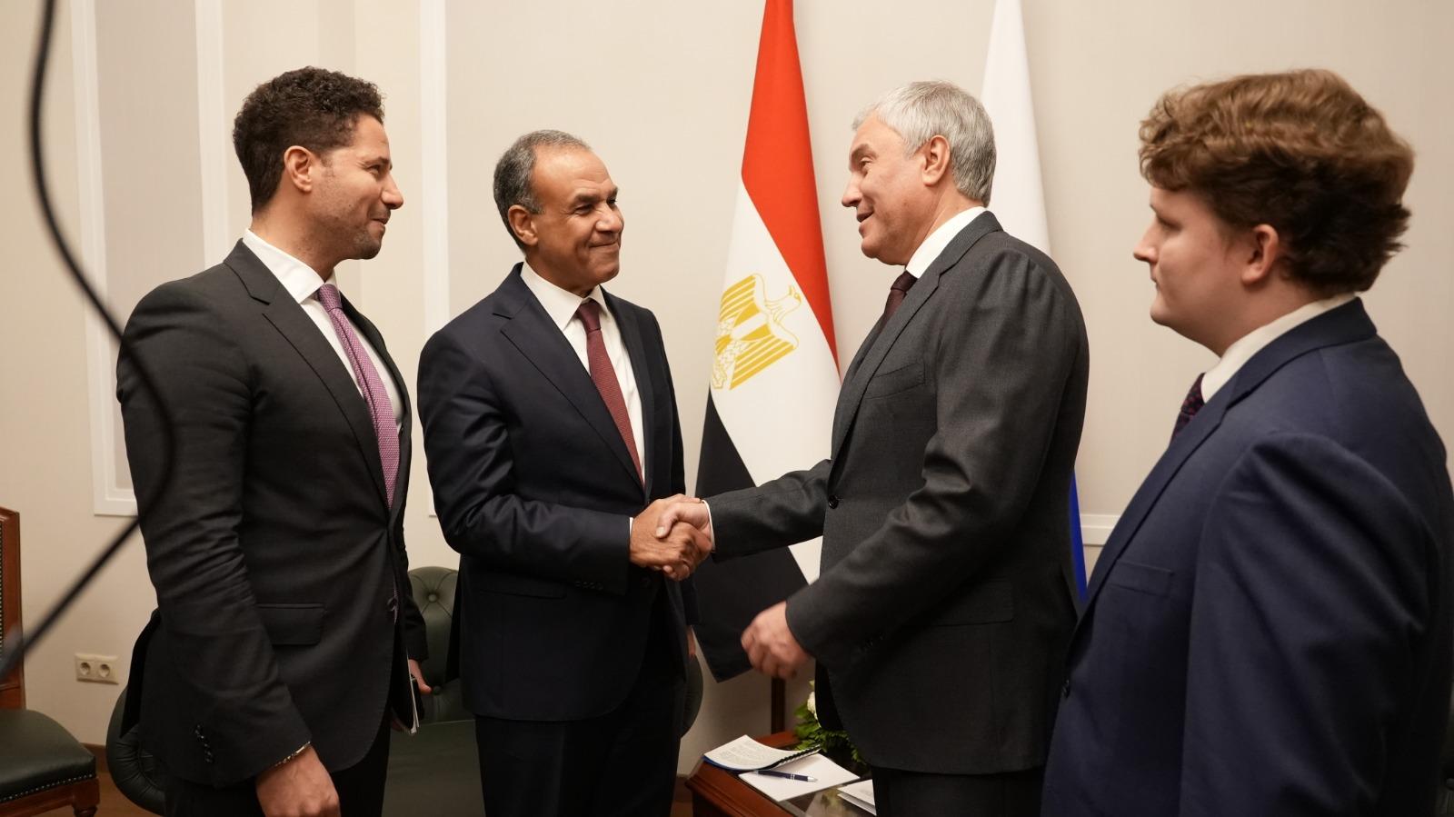 وزير الخارجية المصري يلتقي رئيس مجلس الدوما الروسي لتعزيز التعاون الثنائي
