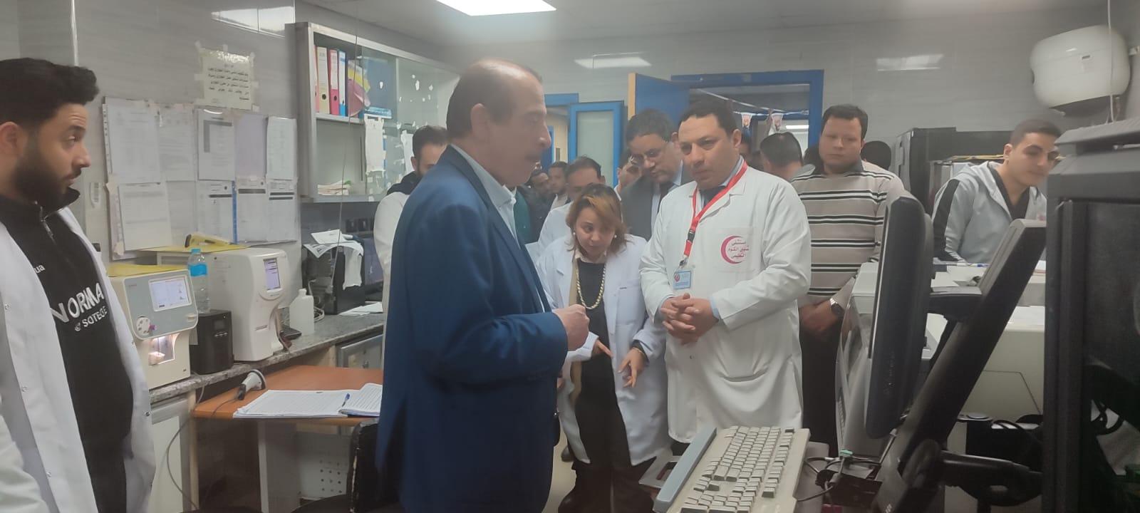 نائب وزير الصحة يتفقد منشآت المنوفية ويكرم الفرق الطبية المتميزة
