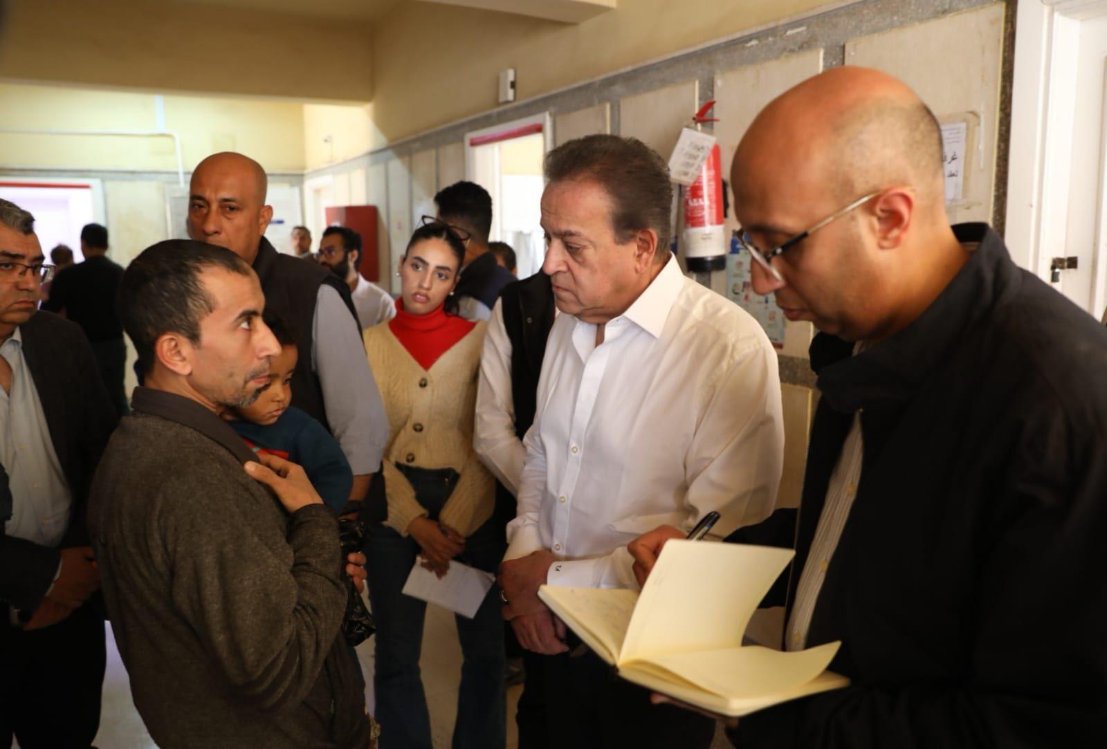 وزير الصحة يغير مسار جولته بزيارة مفاجئة لمركز طبي في مدينة بدر