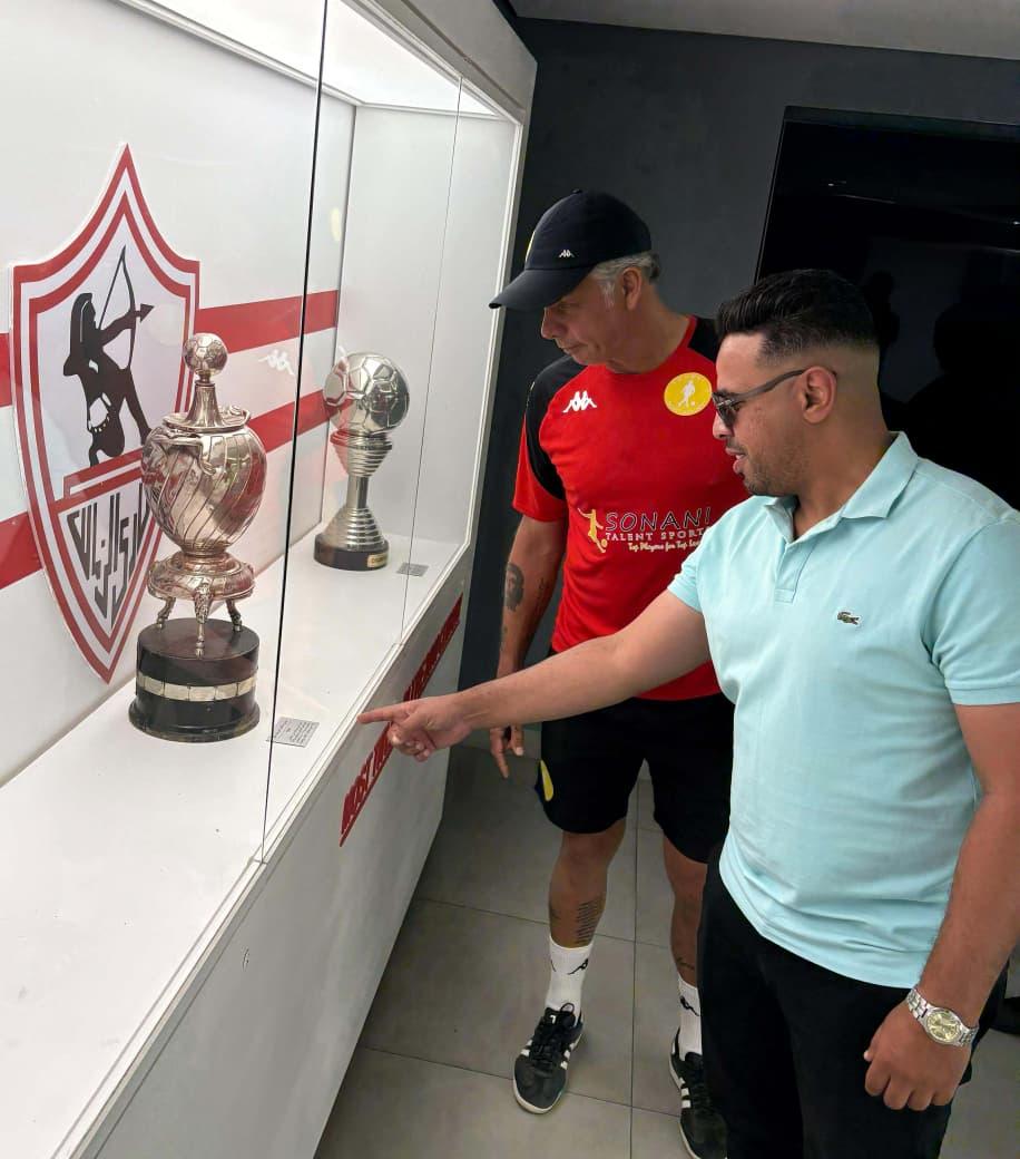 حازم إمام يصطحب مارك فيش في جولة داخل الزمالك
