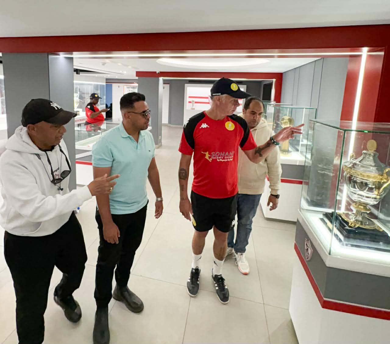 حازم إمام يصطحب مارك فيش في جولة داخل الزمالك