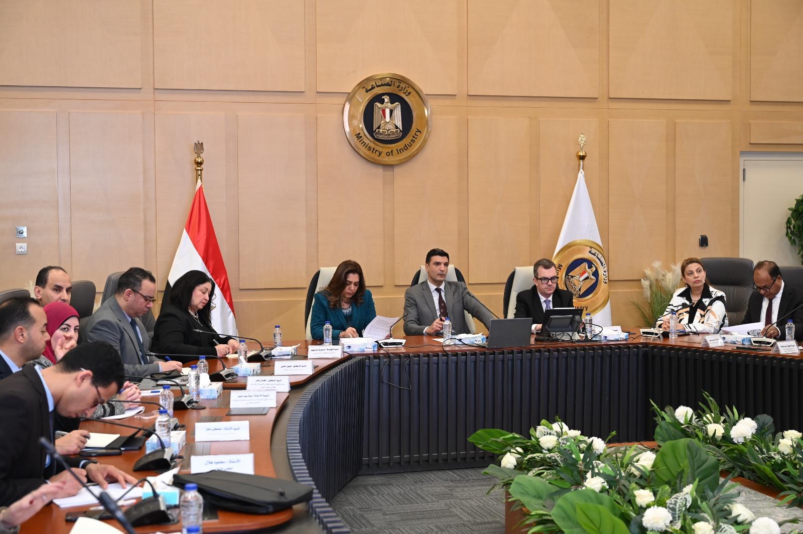 وزير الصناعة يعلن بدء التنفيذ الفوري لمشروع القرى المنتجة ضمن مبادرة حياة كريمة