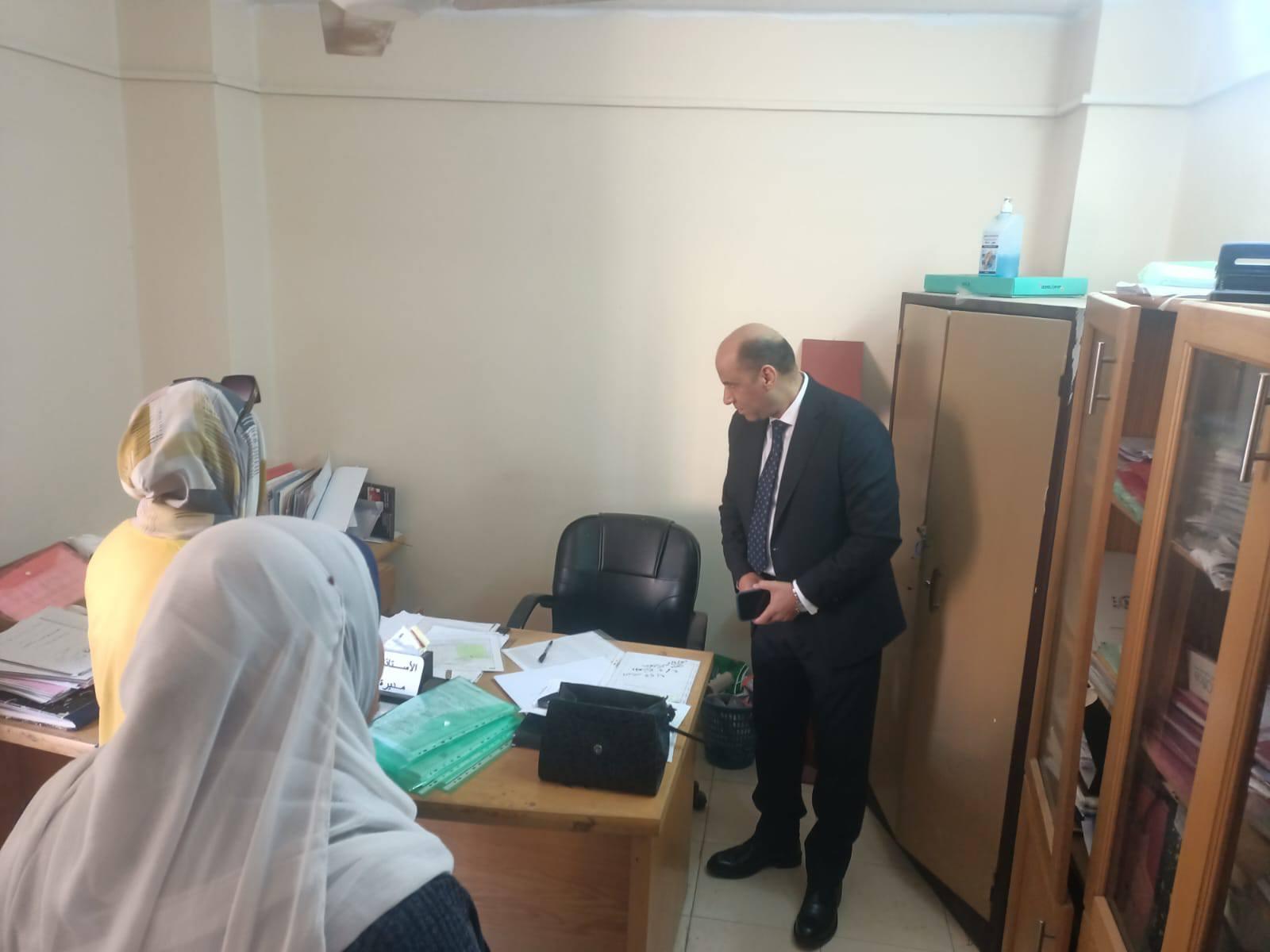 وزير العمل خلال الجولة
