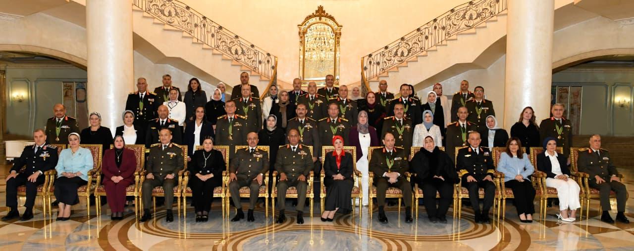وزير الدفاع يكرم عدداً من القادة الذين أوفوا العطاء بالقوات المسلحة