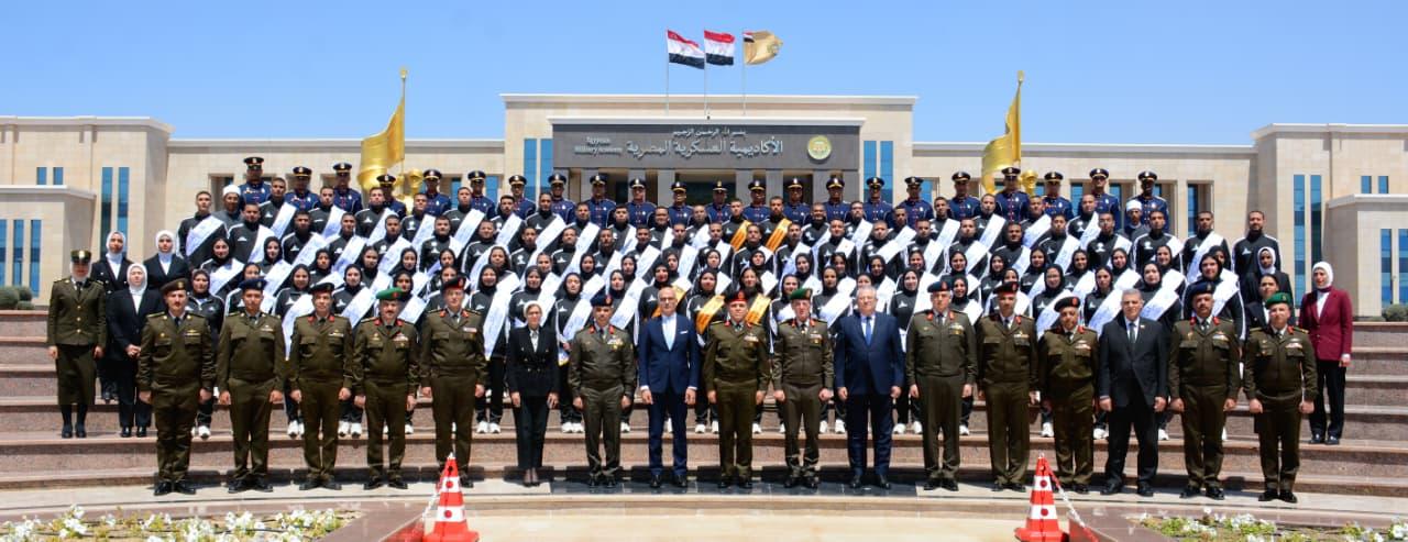 الأكاديمية العسكرية المصرية تحتفي بتخريج طلبة جامعة عين شمس بعد دورة تعايش ناجحة