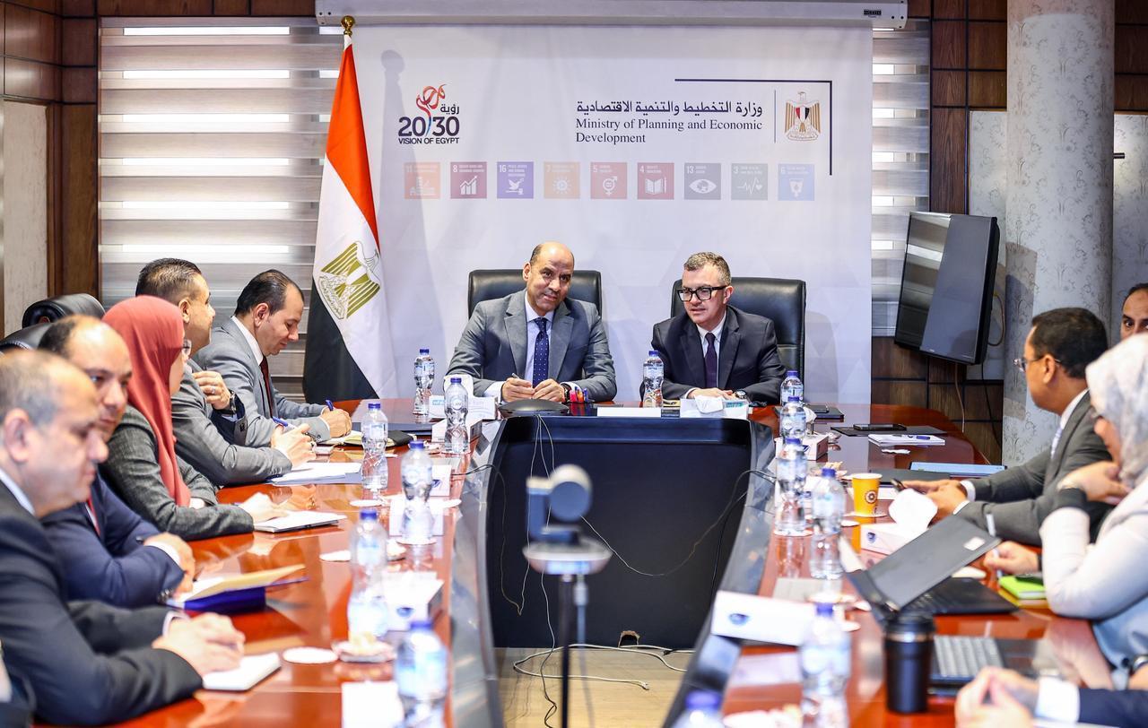 وزير التخطيط والعمل يناقشان رفع كفاءة سوق العمل وبناء الكوادر الوطنية