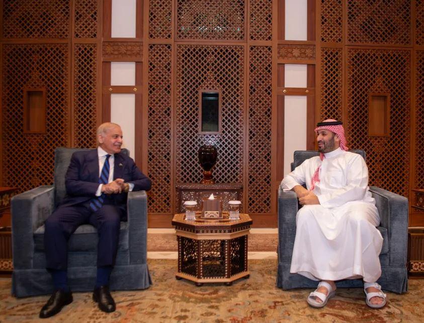 ولي العهد السعودي يلتقي رئيس وزراء باكستان في لقاء عاجل لتعزيز العلاقات الثنائية