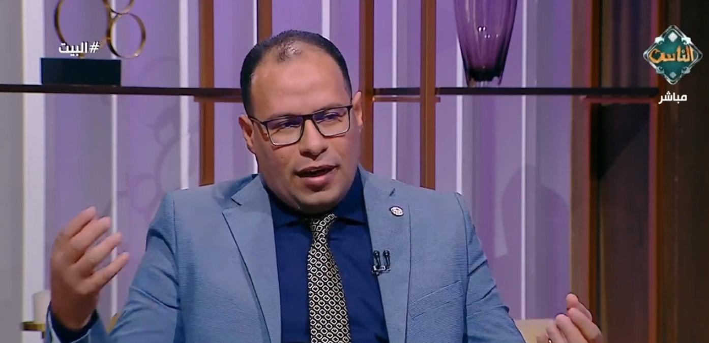 خبير بالقومي للبحوث الاجتماعية يحذر من متابعة الأبراج: خطر على التفكير