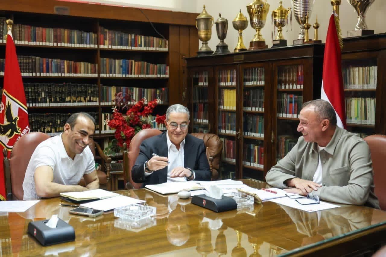 اجتماع ثلاثي لإدارة الأهلي يحدد نتائج كواليس انتقالات الصيف