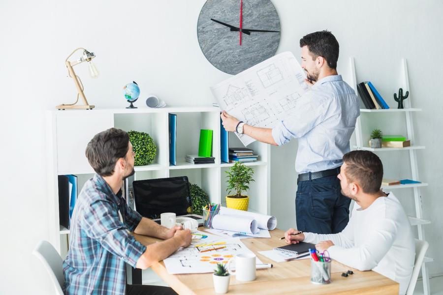 كيف تستطيع الشركات تطوير أداء موظفيها في ظل التغيرات العالمية المتسارعة؟