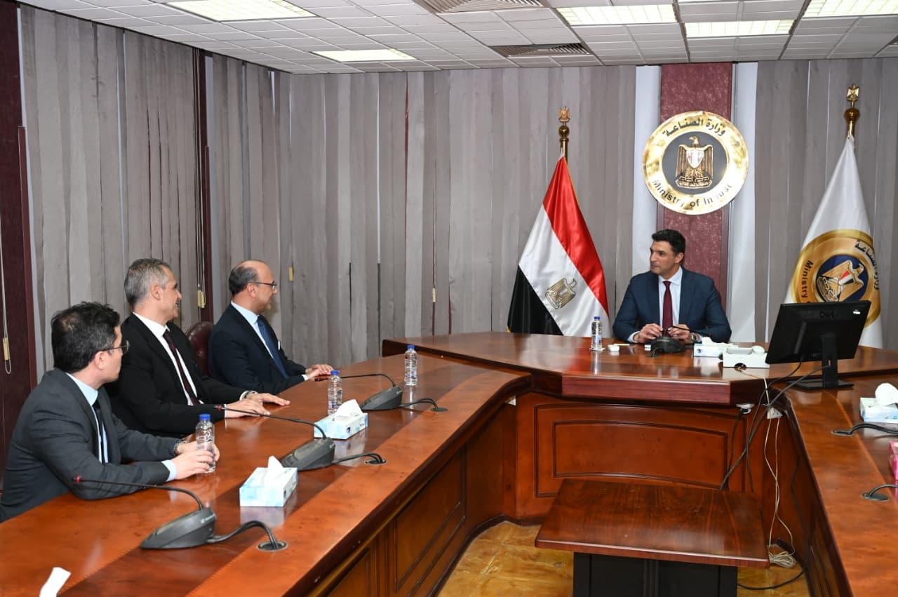 وزير الصناعة لوفد صافولا: صناعة السكر استراتيجية لدورها في استقرار الأسواق