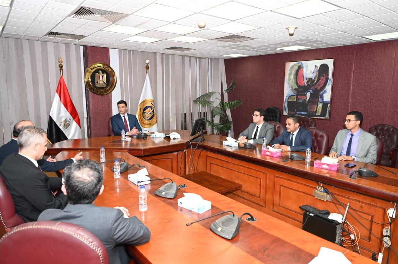 وزير الصناعة يبحث مع مجموعة صافولا خطط التوسع وتعزيز الاستثمار في مصر