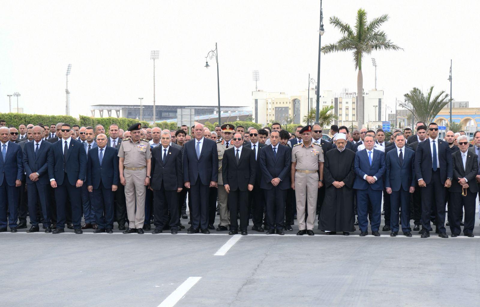 الرئيس السيسي يتقدم مشيعي جنازة اللواء كمال مدبولي بمسجد المشير