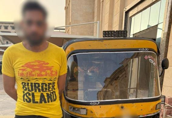 ضبط سائق توك توك يسير عكس الاتجاه في الجيزة