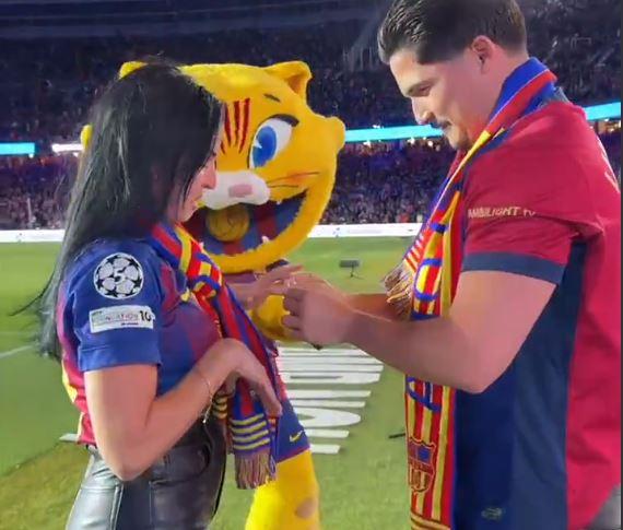 مشجع يقتحم ملعب برشلونة ويعرض الزواج على حبيبته بعد انتهاء الكلاسيكو