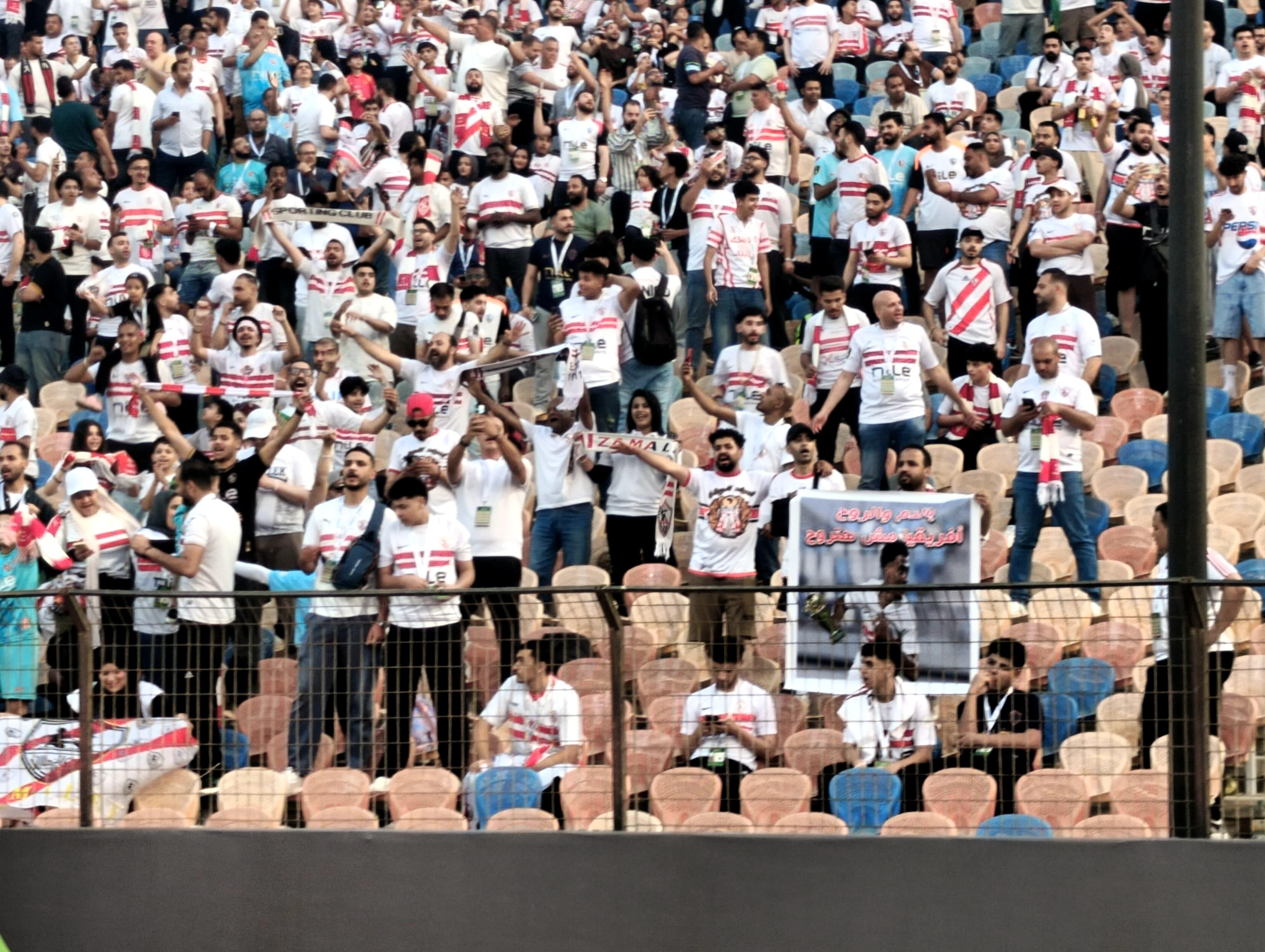 لاعب الزمالك يهاجم حكام نهائي الكنفدرالية: احتفلوا بعد المباراة