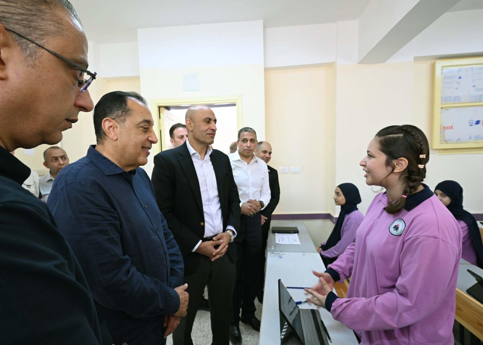 رئيس الوزراء خلال الجولة