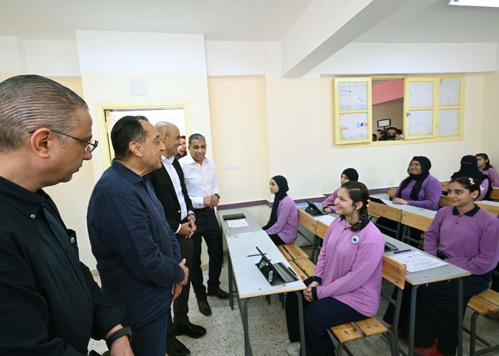 رئيس الوزراء خلال الجولة