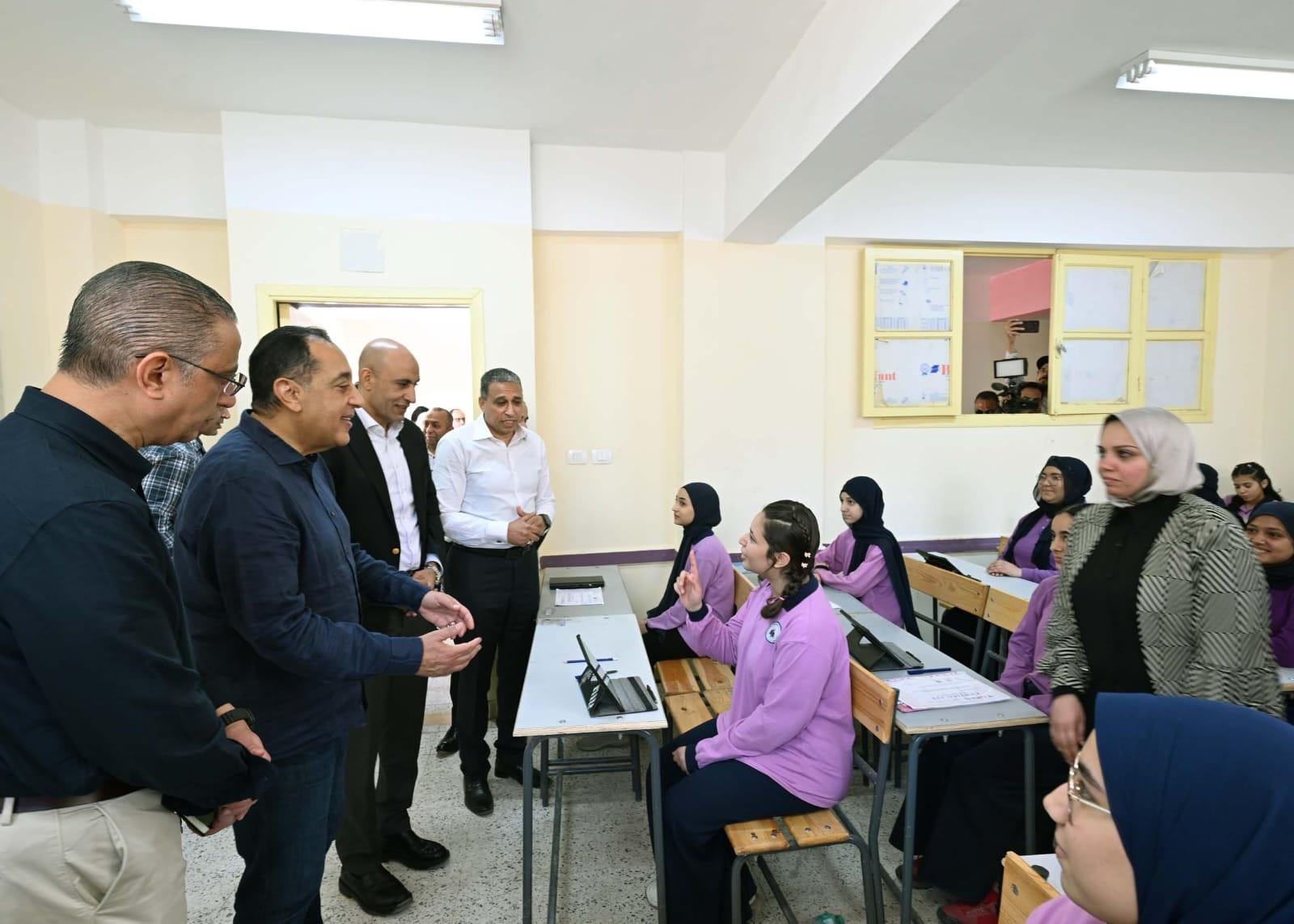 رئيس الوزراء خلال الجولة