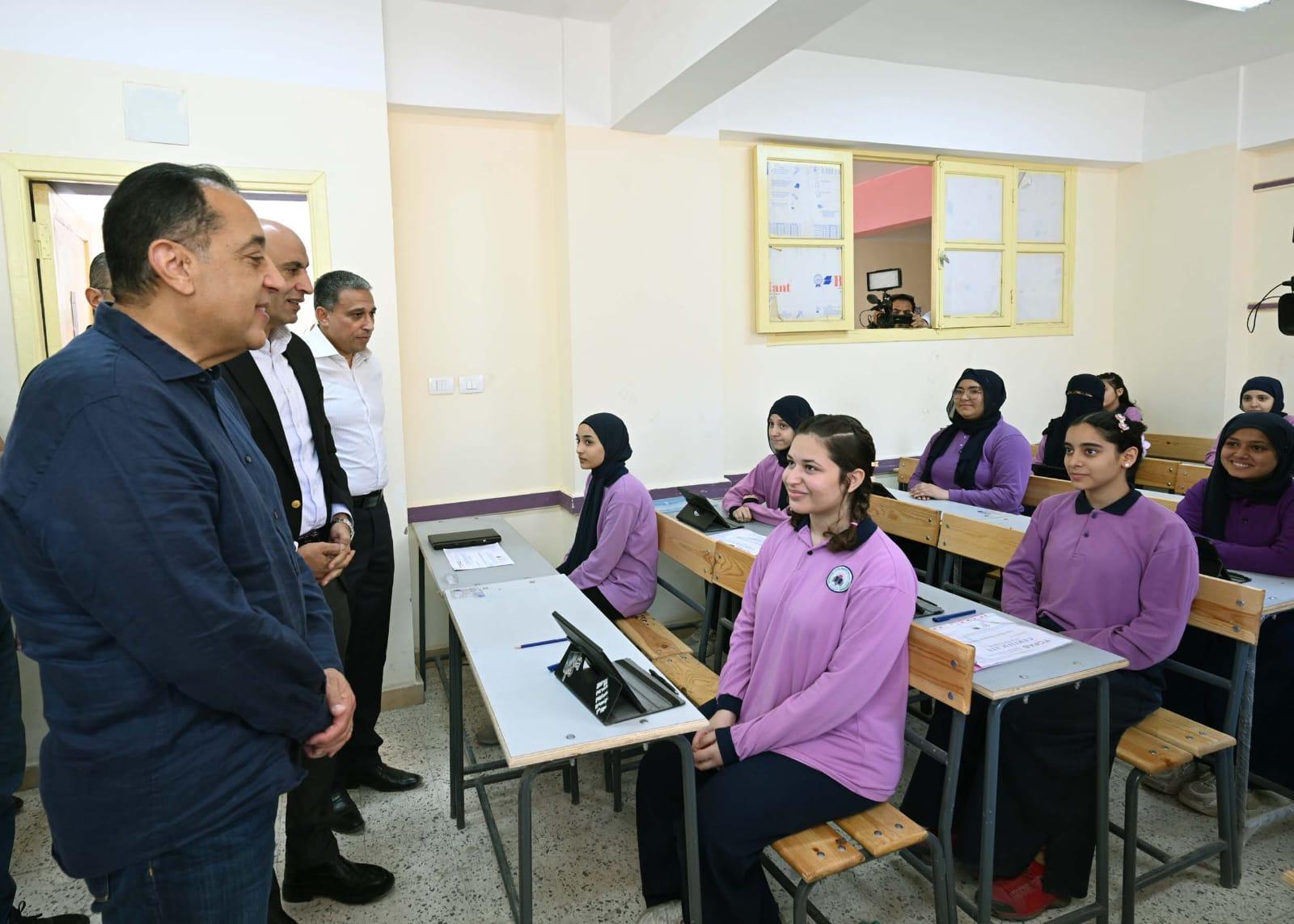 رئيس الوزراء خلال الجولة