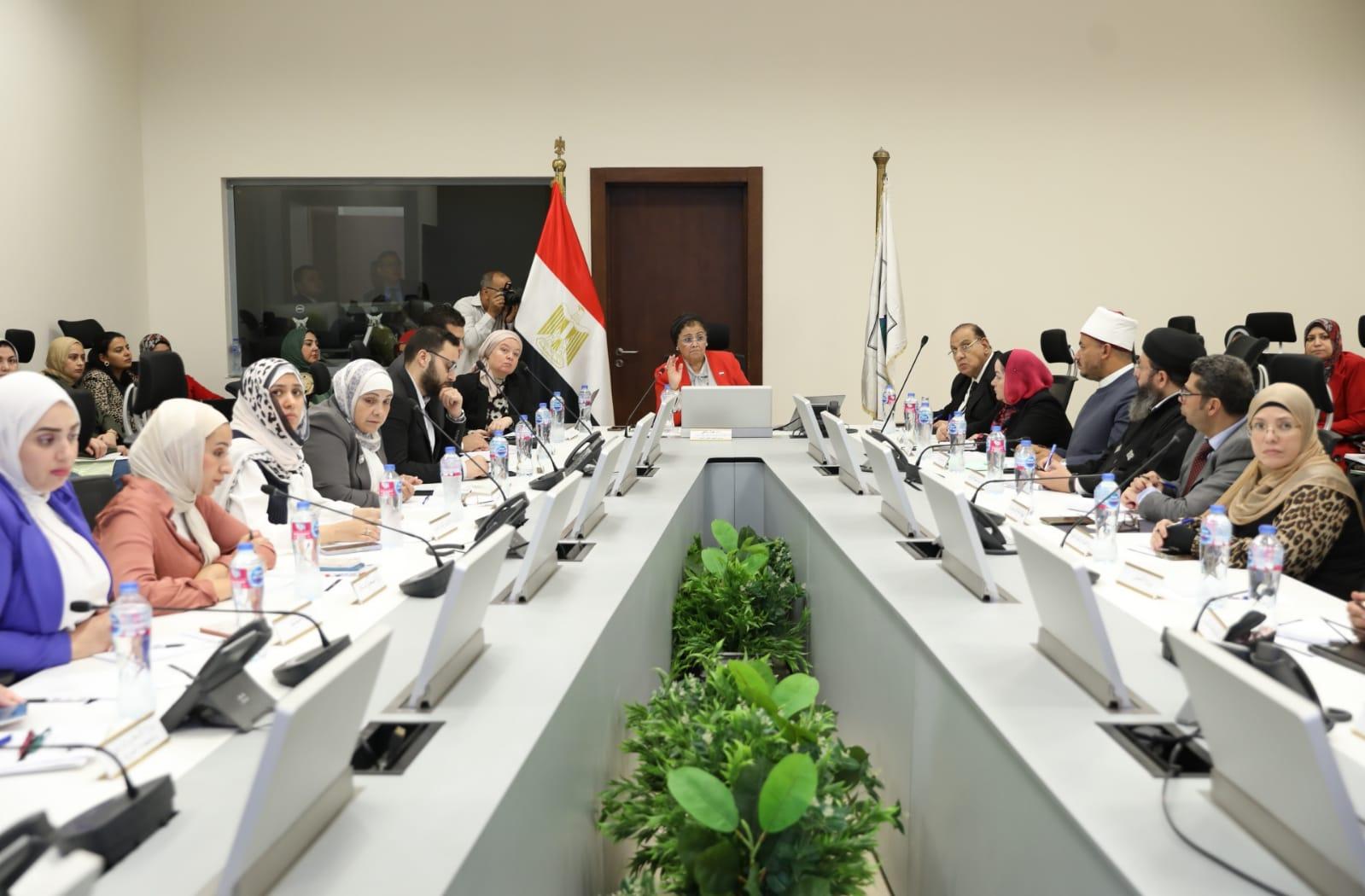 نائب وزير الصحة خلال الاجتماع