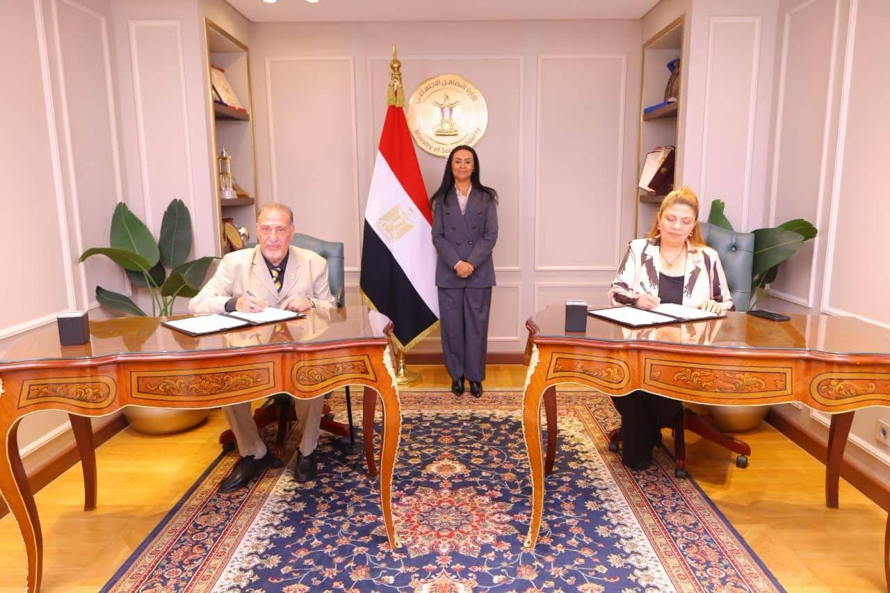 توقيع عقود تمويل لمشروعات متناهية الصغر