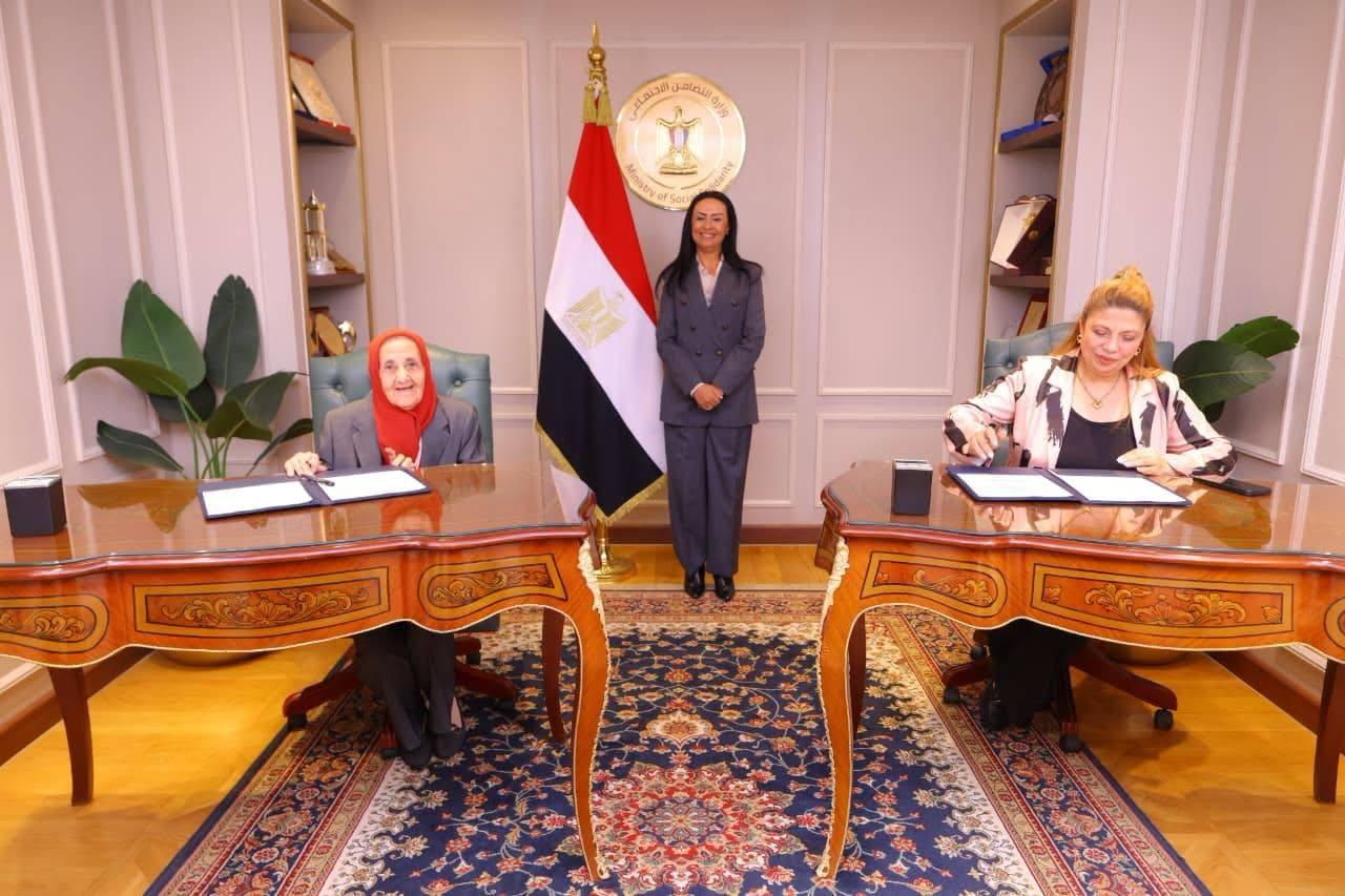 توقيع عقود تمويل لمشروعات متناهية الصغر