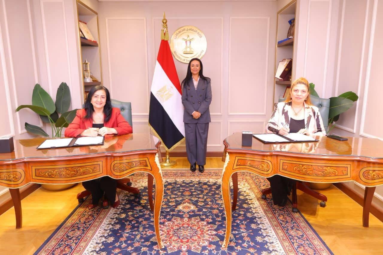 توقيع عقود تمويل لمشروعات متناهية الصغر