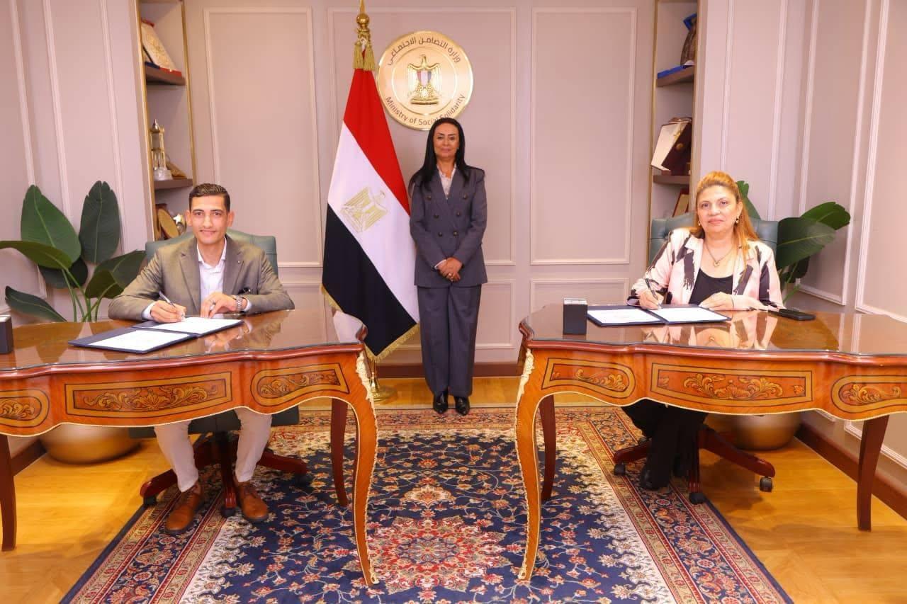 توقيع عقود تمويل لمشروعات متناهية الصغر