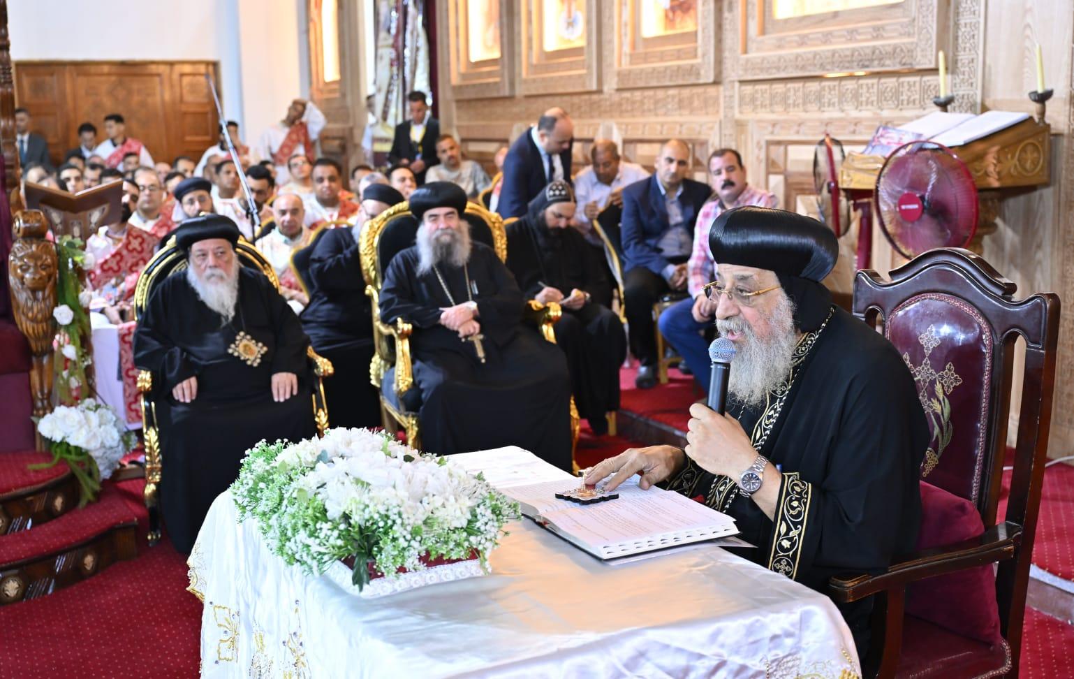 البابا تواضروس يعظ عن قانون «البركة» في اجتماع الأربعاء بملوي